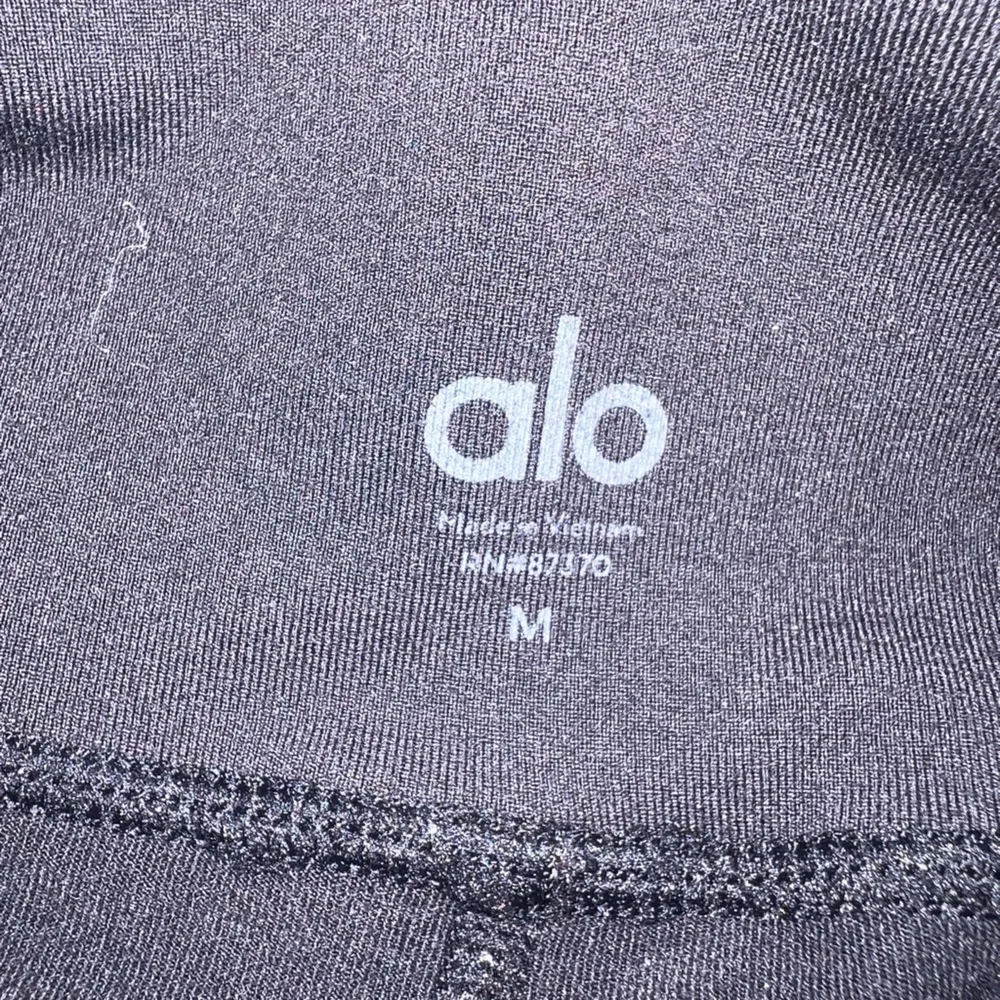 Alo Yoga Black high waisted Leggings  with mesh inserts Size Medium GUC